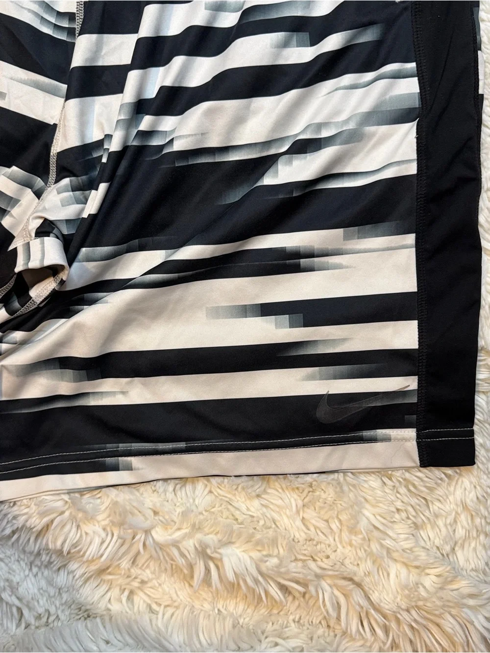 Nike men’s Black/White Striped athletic Shorts size XL no liner 10” inseam